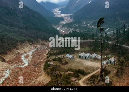 Der Fluss Lachung fließt durch das Yumthang-Tal oder das Sikkim Valley of Flowers Sanctuary, das Himalaya-Gebirge in North Sikkim, Indien. Tal der Blumen. Stockfoto
