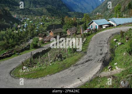 Straße von Lachung, Lachung-Tal, Stadt und eine wunderschöne Bergstation im Nordosten von Sikkim, Indien. 9.600 Meter und am Zusammenfluss der Laken. Stockfoto