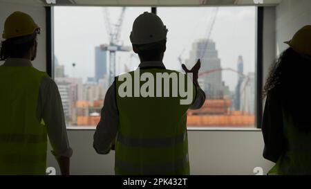 Gruppe professioneller Bauingenieure, die an Neubauten arbeiten Stockfoto