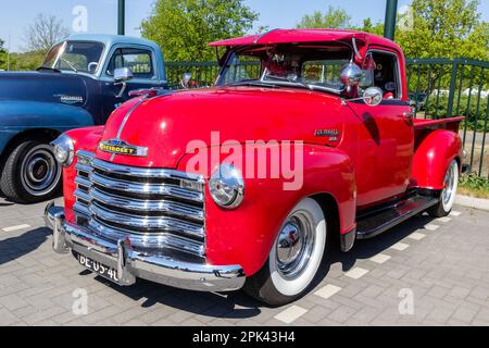 1951 Chevrolet 3100, Abholen des klassischen Lastwagens auf dem Parkplatz. Rosmalen, Niederlande - 8. Mai 2016 Stockfoto