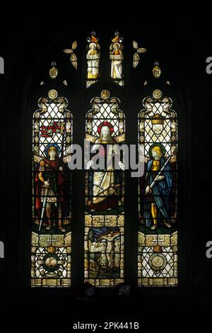 Gedenkfenster für die Sherwood Foresters Notts und das Derby Regiment, wo ein verwundeter Soldat zu Jesus am Kreuz greift, um ihn zu retten. Heilige Maria Stockfoto