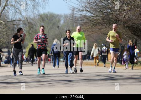 London, Großbritannien. 04. April 2023. Jogger im Hyde Park an einem sonnigen Nachmittag in London. (Foto: Steve Taylor/SOPA Images/Sipa USA) Guthaben: SIPA USA/Alamy Live News Stockfoto