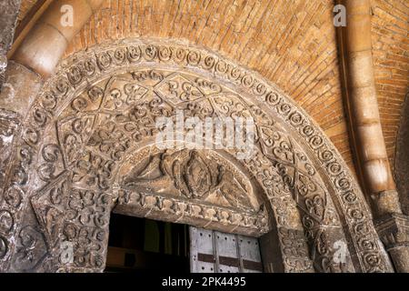 Herrgott, Tympanum. Sächsische romanische Steinschnitzereien um die Tür in der Südveranda zur Abtei Malmesbury, Wiltshire, UK, GB. Stockfoto