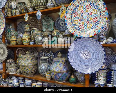 Handgefertigte, farbenfroh dekorierte Schüsseln, Teller und Tassen werden auf dem traditionellen Souk - Straßenmarkt in Marokko ausgestellt Stockfoto