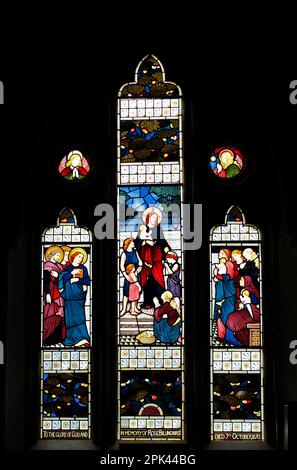 Buntglasfenster im St. Sampsons Cricklade, Wiltshire. Darstellung Christi mit seiner Gemeinde. Stockfoto