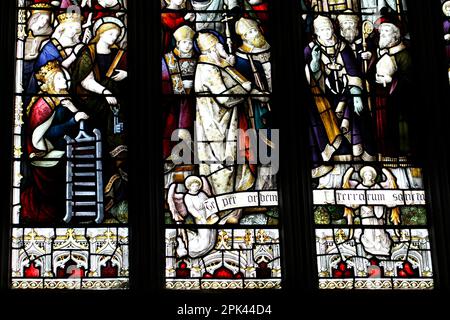 Buntglasfenster in der St.-Andrew-Kirche, Chippenham, auf der linken Seite abgebildet, Jakobs Leiter, ein Kreuz, eine bibel und die Schlüssel zum Himmel. Stockfoto