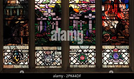 Buntglasfenster zum Kriegsdenkmal in Chippenham von Christopher Whall. 114. Mahrattas und das Duke of Edinburgh Regiment. Erster Weltkrieg. Stockfoto