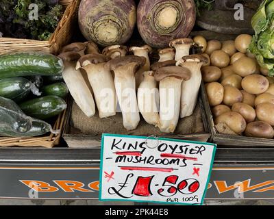King Oyster oder King Trompet Pilze auf einem Obst- und Gemüsestall. Pleurotus eryngii Stockfoto