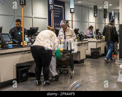 Check-out in einem Whole Foods Market Supermarkt in New York am Dienstag, 21. März 2023. Die Einzelhandelsumsätze sollen im Februar zurückgegangen sein, da sich die Wirtschaft abkühlt. (© Richard B. Levine) Stockfoto