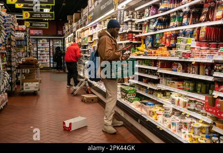 Einkaufen in einem Supermarkt in New York am Montag, den 20. März 2023. Die Einzelhandelsumsätze sollen im Februar zurückgegangen sein, da sich die Wirtschaft abkühlt. (© Richard B. Levine) Stockfoto