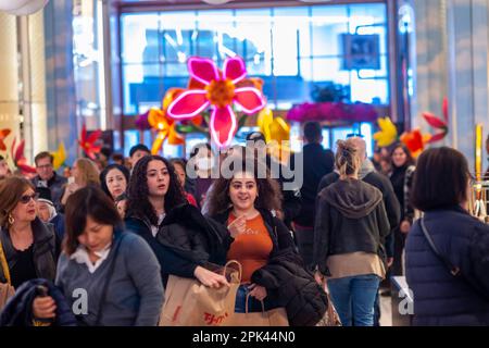 Besucher steigen in das Macy's Flagship Kaufhaus am Herald Square in New York ein, das mit Blumenarrangements für die Macy's Flower Show 2023 am Sonntag, dem 26. März 2023, aufwartet. Die Show läuft bis zum 10. April. (© Richard B. Levine) Stockfoto