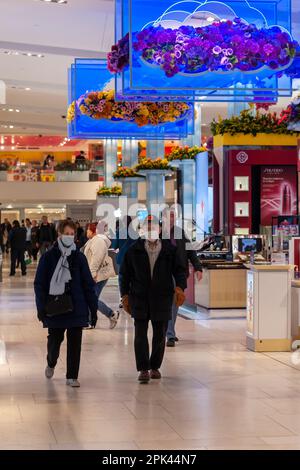 Besucher steigen in das Macy's Flagship Kaufhaus am Herald Square in New York ein, das mit Blumenarrangements für die Macy's Flower Show 2023 am Sonntag, dem 26. März 2023, aufwartet. Die Show läuft bis zum 10. April. (© Richard B. Levine) Stockfoto