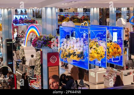 Besucher steigen in das Macy's Flagship Kaufhaus am Herald Square in New York ein, das mit Blumenarrangements für die Macy's Flower Show 2023 am Sonntag, dem 26. März 2023, aufwartet. Die Show läuft bis zum 10. April. (© Richard B. Levine) Stockfoto