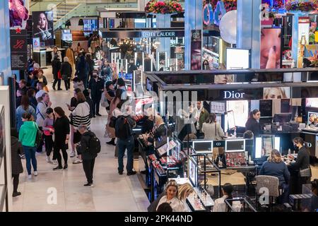 Besucher steigen in das Macy's Flagship Kaufhaus am Herald Square in New York ein, das mit Blumenarrangements für die Macy's Flower Show 2023 am Sonntag, dem 26. März 2023, aufwartet. Die Show läuft bis zum 10. April. (© Richard B. Levine) Stockfoto