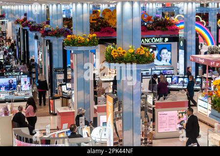 Besucher steigen in das Macy's Flagship Kaufhaus am Herald Square in New York ein, das mit Blumenarrangements für die Macy's Flower Show 2023 am Sonntag, dem 26. März 2023, aufwartet. Die Show läuft bis zum 10. April. (© Richard B. Levine) Stockfoto