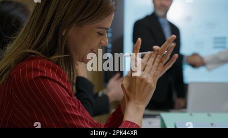 Glückliche Mitarbeiter klatschen mit Lob in die Hände Stockfoto
