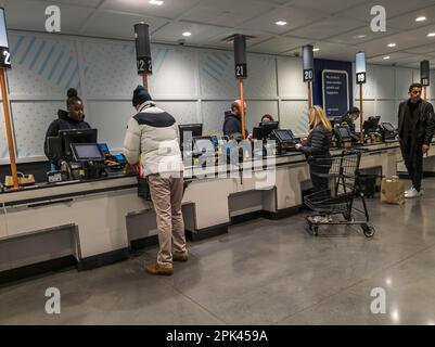 Cashiers in einem Supermarkt in New York am Donnerstag, den 30. März 2023. Obwohl die Inflation abgeschwächt hat, berichten die Amerikaner, dass ihre Finanzen schlechter sind als vor einem Jahr. (© Richard B. Levine) Stockfoto