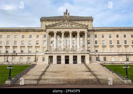 Das von Arnold Thornely entworfene und 1932 von Edward, Prince of Wales, eröffnete Gebäude Stormont beherbergt die nordirische Regierung Stockfoto