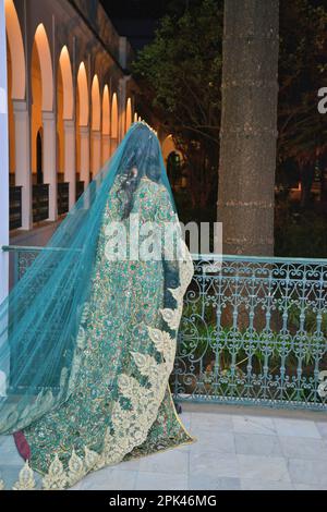 Marokkanische traditionelle Kleidung, Stickerei auf dem Kaftan. Festliche Damenbekleidung in Marokko Stockfoto