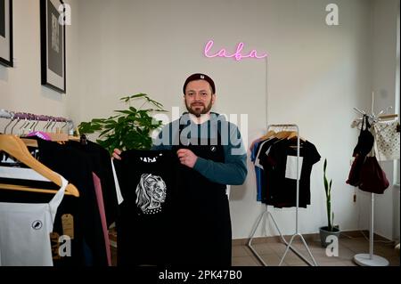 Der Görlitzer Modedesigner Gerhard Zschau (38) vom Label LA-BA zeigt das umstrittene T-Shirt mit Porträt der klagenden, heutigen Rentnerin, welches vo Stockfoto
