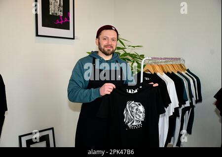 Der Görlitzer Modedesigner Gerhard Zschau (38) vom Label LA-BA zeigt das umstrittene T-Shirt mit Porträt der klagenden, heutigen Rentnerin, welches vo Stockfoto