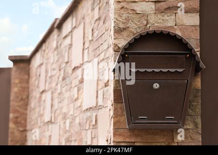 Vintage-Briefkasten an Ziegelwänden im Freien, Platz für Text Stockfoto
