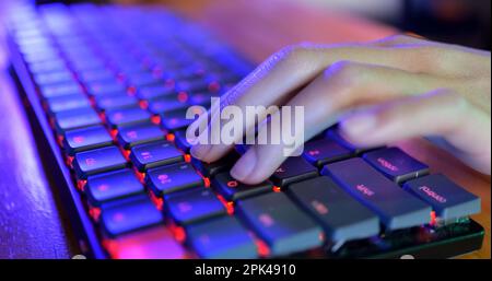 Nahaufnahme einer Person, die auf der Computertastatur tippt Stockfoto