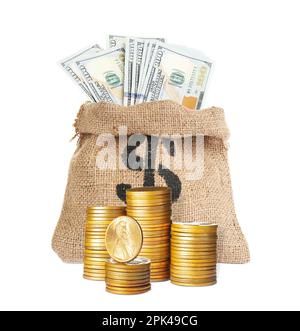 Gestapelte Münzen und ein Sack voller Geld auf weißem Hintergrund Stockfoto