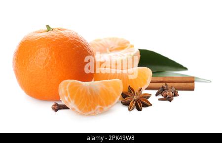 Frische, reife Tangerinen, Nelken, Anis und Zimt auf weißem Hintergrund Stockfoto