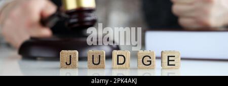 Weltrichter gesammelt von Holzwürfeln Buchstaben, Gerechtigkeit und Gesetz Stockfoto