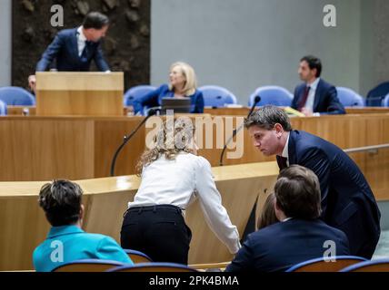 DEN HAAG - Sophie Hermans (VVD) und Jan Paternotte (D66) während der Debatte im Repräsentantenhaus über die Ergebnisse der Wahlen zum Provinzrat. ANP REMKO DE WAAL niederlande raus - belgien raus Stockfoto