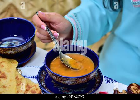 Tasse marokkanische Harira-Suppe in traditioneller Schüssel Stockfoto