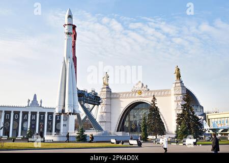 AUSSTELLUNG VDNH, MOSKAU REGION, RUSSLAND - 13. November 2019: Raketen Vostok und Cosmos Pavillon von VDNH in Moskau Stockfoto