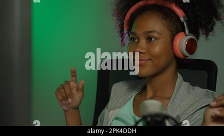 Spielstreamer mit pc-Setup beim Multiplayer-First-Person-Shooter Stockfoto