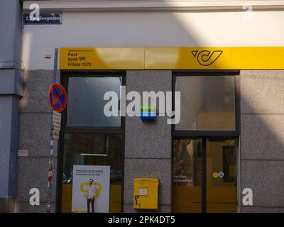 Wien, Osterreich - 10. August 2022: Extreriore Sicht auf die Poststelle in der Straße Stockfoto