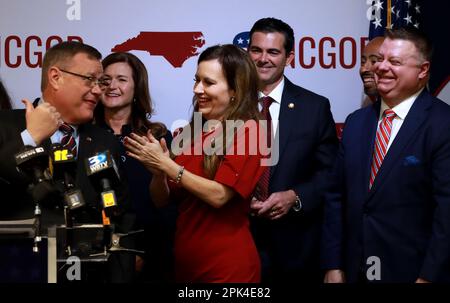 Raleigh, North Carolina, USA. 5. April 2023. Haussprecherin Tim MOORE, ich, scherzt mit Außenministerin TRICIA COTHAM, die zu den GOP-Führern von House und Senat kam und ihre Entscheidung, die Parteizugehörigkeit zu ändern, während einer Pressekonferenz im GOP-Hauptquartier in Raleigh öffentlich bekannt gab. Ein Parteiwechsel durch Cotham würde bedeuten, dass die Republikaner 72 von 120 Sitzplätzen im Haus kontrollieren und ihnen genügend Sitze geben, um Vetos der demokratischen Regierung zu umgehen. Roy Cooper ohne demokratische Stimmen. (Kreditbild: © Bob Karp/ZUMA Press Wire) NUR REDAKTIONELLE VERWENDUNG! Nicht für den kommerziellen GEBRAUCH! Stockfoto