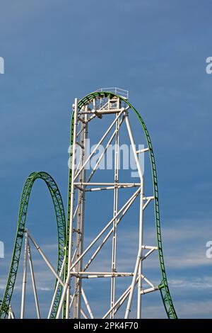 Powerpark, Finnland - 20. Juni 2022: Eine vertikale Achterbahn mit grünen Spuren Stockfoto