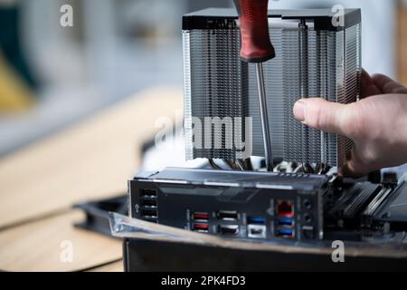 Austausch und Installation eines Heim-Computer-Kühlsystems Stockfoto