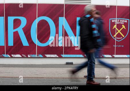 London, Großbritannien. 5. April 2023. Die Fans kommen vor dem Spiel der Premier League im London Stadium in London an. Das Bild sollte lauten: Paul Terry/Sportimage Credit: Sportimage/Alamy Live News Stockfoto