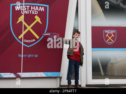 London, Großbritannien. 5. April 2023. Die Fans kommen vor dem Spiel der Premier League im London Stadium in London an. Das Bild sollte lauten: Paul Terry/Sportimage Credit: Sportimage/Alamy Live News Stockfoto