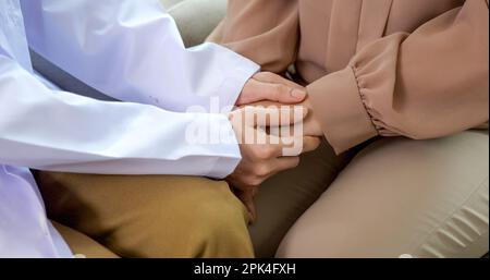 Nahaufnahmen von Ärzten, die weibliche Seniorenhände berühren, beruhigend Stockfoto
