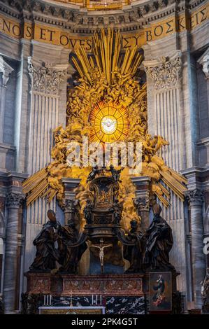 Ist eine katholische Basilika in St. Der Petersplatz im Vatikanstaat ist ein Meisterwerk der italienischen Kunst und eines der Symbole von Rom Stockfoto