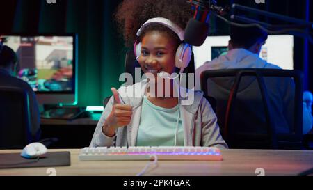 Spielstreamer mit pc-Setup beim Multiplayer-First-Person-Shooter Stockfoto