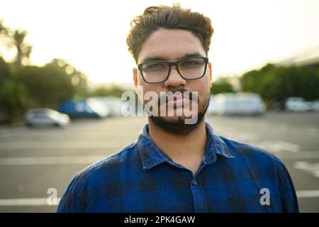 Lächelnder Mann mit Brille auf der Straße Stockfoto