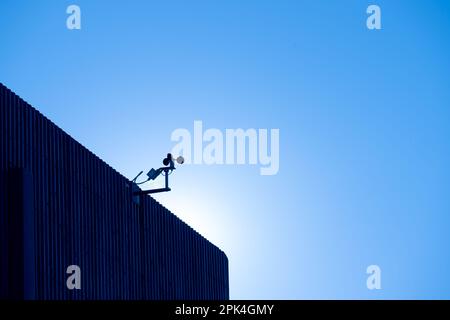 Anemometer auf einem Dach Stockfoto