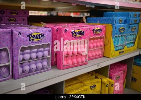 Albuquerque, Usa. 05. April 2023. PEEPS Marshmallow Chicks werden am 5. April 2023 in Albuquerque, New Mexico, in Regalen in einem Target Store ausgestellt. Ein Bericht des Lebensmittellieferungsservice Instacart enthüllte kürzlich die zehn beliebtesten Osterbonbons aus dem Jahr 2022, bei denen das Reese's Peanut Butter Egg ganz oben auf der Liste steht. (Foto: Sam Wasson/Sipa USA) Guthaben: SIPA USA/Alamy Live News Stockfoto