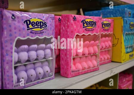 Albuquerque, Usa. 05. April 2023. PEEPS Marshmallow Chicks werden am 5. April 2023 in Albuquerque, New Mexico, in Regalen in einem Target Store ausgestellt. Ein Bericht des Lebensmittellieferungsservice Instacart enthüllte kürzlich die zehn beliebtesten Osterbonbons aus dem Jahr 2022, bei denen das Reese's Peanut Butter Egg ganz oben auf der Liste steht. (Foto: Sam Wasson/Sipa USA) Guthaben: SIPA USA/Alamy Live News Stockfoto