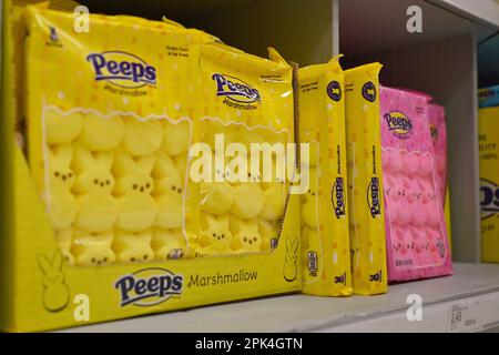 Albuquerque, Usa. 05. April 2023. PEEPS Marshmallow Bunnies werden am 5. April 2023 in Albuquerque, New Mexico, in einem Target Store ausgestellt. Ein Bericht des Lebensmittellieferungsservice Instacart enthüllte kürzlich die zehn beliebtesten Osterbonbons aus dem Jahr 2022, bei denen das Reese's Peanut Butter Egg ganz oben auf der Liste steht. (Foto: Sam Wasson/Sipa USA) Guthaben: SIPA USA/Alamy Live News Stockfoto