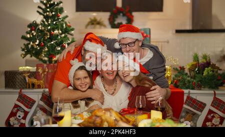 Eine glückliche Familie genießt die Diner-Party im Speisesaal Stockfoto