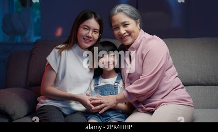 Die Familie schaut in die Kamera und posiert mit einem schönen Lächeln Stockfoto
